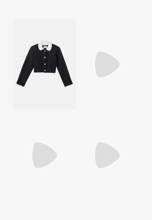 Veste marine cintrée avec un col blanc, des boutons dorés, deux poches avant et une finition en tissu texturé.; Haut noir côtelé à manches courtes avec col et poignets festonnés blancs, orné de quatre boutons dorés sur le devant de l'encolure.; Jupe mini plissée noire en tissu texturé, dotée de deux poches avant et de accents de boutons en ton doré.; Mocassins en cuir noir avec une finition brillante, dotés de deux boucles dorées et d'un talon bas. Texture lisse avec un design à bout arrondi.