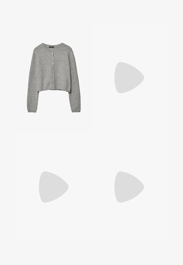 Cardigan court gris avec manches longues et encolure ronde, doté d'une fermeture boutonnée sur le devant.; T-shirt blanc à manches courtes en tissu doux. Dispose d'un col rond et d'un design simple et épuré avec un ourlet droit.; Stradivarius SMART BAGGY WITH SEAM DETAIL  - Pantalon classique - grey; Bottines en suede marron, à bout rond, avec une doublure douce et une semelle en caoutchouc, présentant des détails de couture visibles le long des coutures.