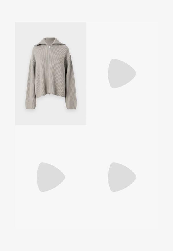 Pull en maille côtelée gris clair, zippé, avec un col évasé et des épaules tombantes. À noter un tissu texturé et une coupe cropped.; T-shirt blanc cassé uni à manches courtes et col rond, coupe décontractée, présenté sur un fond clair.; Pantalons larges kaki en coton, dotés d'une taille haute, de poches frontales et d'une fermeture à bouton unique. Texture lisse et coupe droite.; Mocassins en cuir noir avec un design d'accent cousu, bout rond, semelle plate en caoutchouc et finition lisse. Silhouette classique et polyvalente.