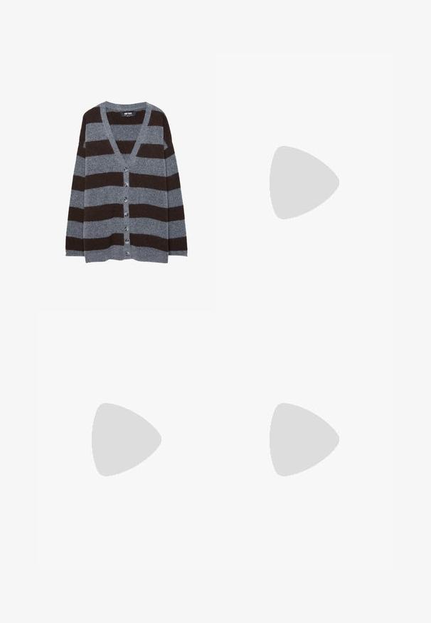 Cardigan rayé gris et marron avec un col en V, une fermeture à boutons et une texture douce. Caractérisé par des boutons arrondis et des manches longues.; T-shirt en coton blanc à manches longues, avec un col rond et une coupe ajustée, au toucher doux et sans ornement.; Jean bleu clair à jambes larges avec fermeture à boutons et fermeture éclair sur le devant, passants pour ceinture et style cinq poches, posé à plat sur un fond blanc.; Sneakers en suede noir avec trois bandes blanches, logo doré et semelle en caoutchouc marron. Présente un design à lacets à profil bas.