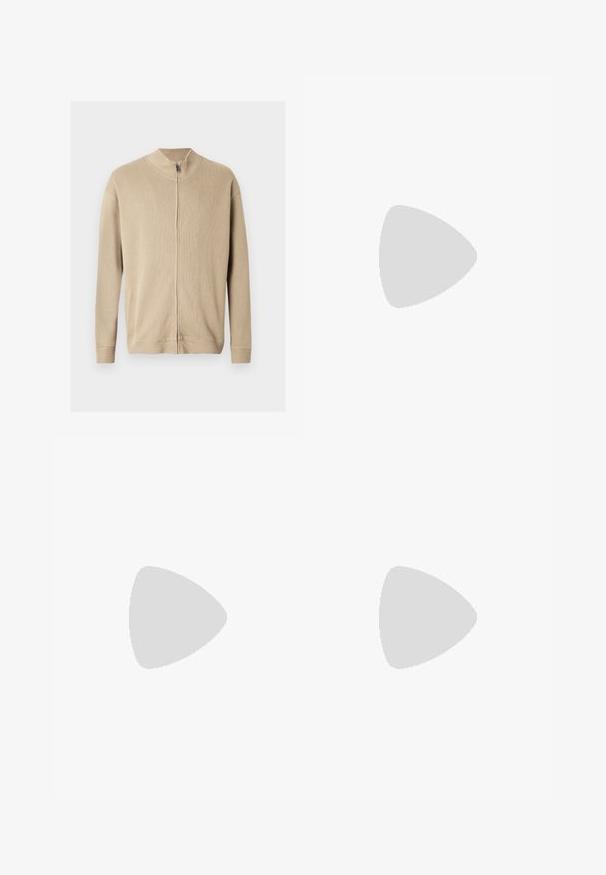 Pull beige zippé avec un col montant, une texture côtelée et des manches longues. Des lignes épurées et des détails de coutures subtiles rehaussent son design.; T-shirt à manches courtes couleur blanc cassé uni avec col rond et logo discret sur le côté gauche de la poitrine, présenté sur un fond blanc uni.; Chinos noirs à coupe droite, fabriqués en mélange de coton lisse, avec passants pour ceinture et fermeture avant par bouton.; Chaussure décontractée à lacets en daim marron avec semelle en caoutchouc plate, vue de côté sur un fond clair uni.