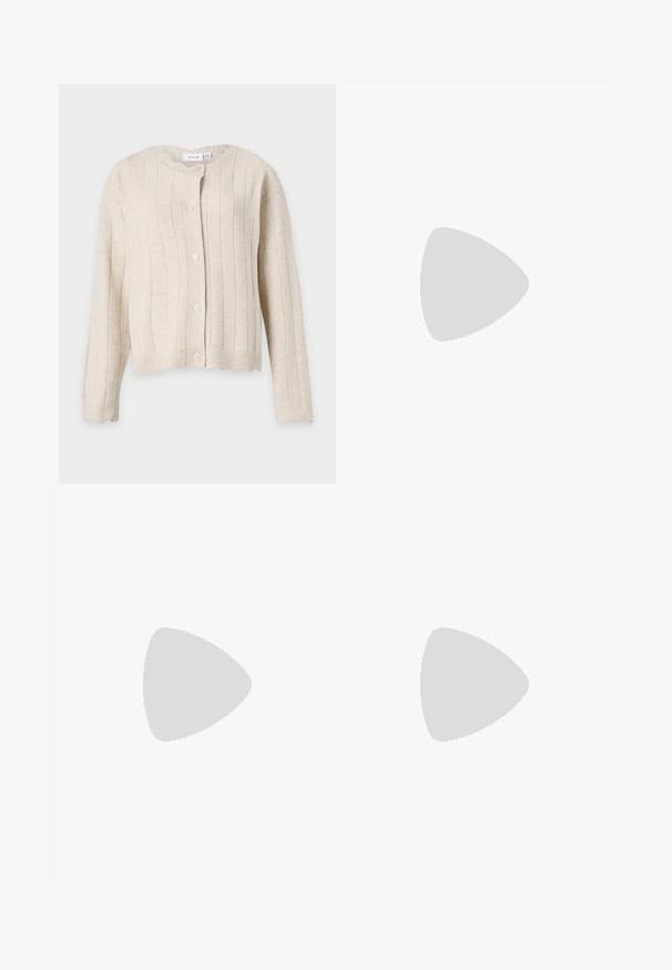 Cardigan beige en tricot avec manches longues, motif côtelé vertical, encolure ronde et cinq boutons sur le devant.; T-shirt jaune à manches courtes et col rond, présenté à plat sur un fond gris clair.; Jean en denim bleu clair taille haute avec jambes évasées et boutons argentés le long des poches latérales sur un fond blanc.; Jambes portant des leggings côtelés foncés associés à des ballerines noires avec de petits détails en nœud sur fond blanc.