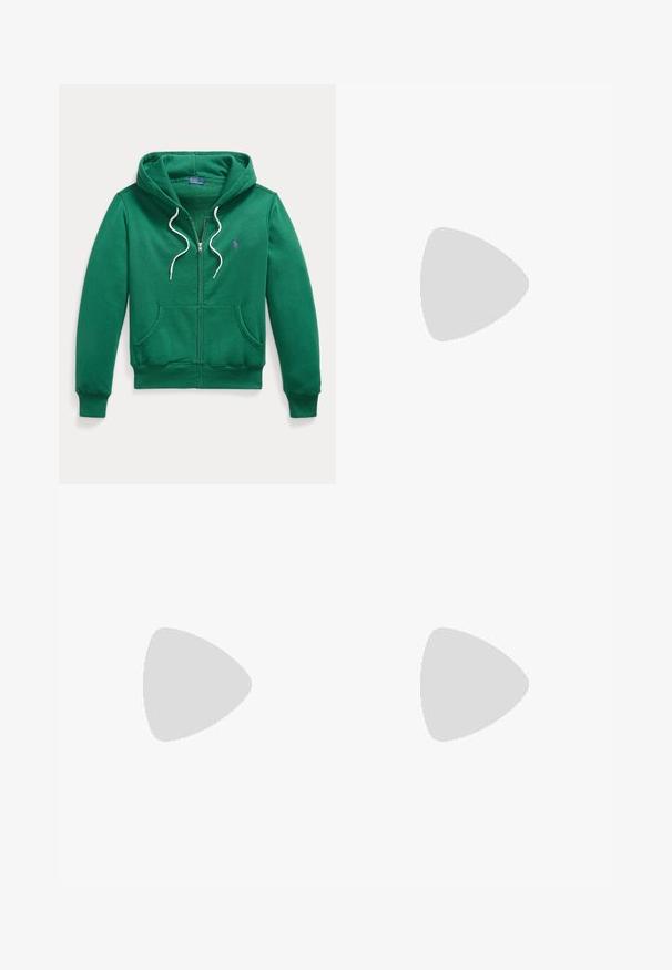 Πράσινο hoodie με φερμουάρ, λευκά κορδόνια, μπροστινές τσέπες και μικρό κεντημένο λογότυπο στην πλευρά του στήθους.; Μονόχρωμο λευκό T-shirt με κοντά μανίκια, με μικρό λογότυπο Polo Ralph Lauren σε ναυτικό μπλε στο αριστερό στήθος και μια μπλε ετικέτα της μάρκας μέσα στον γιακά.; Κόκκινη φόρμα με λευκό κορδόνι, ελαστική μέση και ελαστικές μανσέτες σε απλό ανοιχτό φόντο.; Άσπρο δερμάτινο αθλητικό παπούτσι με χοντρή σόλα και ανάγλυφο "LRL" στο πλάι, με κορδόνια και σουέντ λεπτομέρειες στην φτέρνα και στα δάχτυλα.