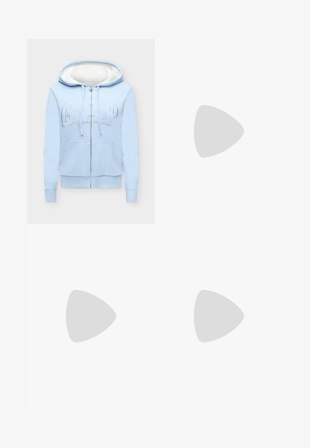 Sweat à capuche bleu clair zippé avec doublure polaire blanche, poches à l'avant et grand logo "GAP" sur la poitrine.; Haut sans manches bleu clair avec un col rond et un léger froncé sur le côté sur un fond neutre.; Pantalon en lin beige à jambe droite et fermeture avant dissimulée, présenté à plat sur un fond clair uni. Pas de poches ni de détails visibles.; Chaussure de sport beige avec une finition en daim lisse, des lacets blancs et une bande blanche contrastante. Design minimaliste avec un bout arrondi et une semelle texturée.