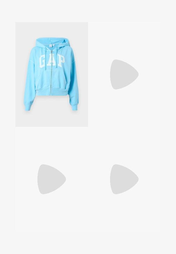 Sweat à capuche zippé bleu clair avec poches avant, capuche à cordon de serrage et grand logo "GAP" blanc sur la poitrine.; T-shirt noir à manches courtes col rond avec petit logo Calvin Klein centré sous l'encolure.; Short en denim bleu clair taille haute, jambes larges, poches plaquées à l'avant, passants pour ceinture et fermeture à boutons.; Chaussure de sport noire avec tige en suède et textile, accents blancs, six œillets et semelle en caoutchouc. Forme élégante avec un profil bas.