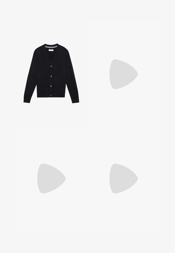 Cardigan noir avec un col en V, des manches longues et cinq boutons de fermeture. Il présente des poignets et une ceinture côtelés, une texture tricotée et un détail de rayures subtil à l'intérieur du col.; T-shirt blanc uni à manches courtes, col rond, coupe décontractée, sans logos ni motifs visibles à l'avant.; Jeans noirs ajustés avec fermeture à bouton et à glissière, cinq poches et poignets élastiques aux chevilles.; Bottine Chelsea en cuir noir avec des panneaux élastiques sur les côtés et un bout arrondi, dotée d'une semelle texturée et de détails de couture subtils, surélevée au-dessus d'une surface en bois.