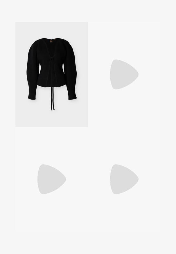 Cardigan noir en maille côtelée avec manches longues bouffantes et fermeture à nouer sur le devant, étiquette "BOSS" à l'intérieur du col.; Blouse blanche à manches longues avec col plissé, boutons avant cachés et poignets, posée à plat sur un fond blanc.; Pantalon droit sur mesure couleur blanc cassé avec pli avant, ceinture et fermeture avant dissimulée sur un fond uni.; Escarpin à bout pointu en cuir noir avec un talon fin de hauteur moyenne sur un fond gris clair uni.