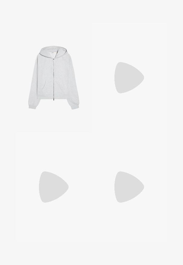 Sweat à capuche zippé gris clair avec poches avant, manches longues, poignets côtelés et capuche à cordon, posé à plat sur fond blanc.; T-shirt blanc à manches courtes, coupe carrée, en coton doux. Présente un col rond et des manches larges, avec un design épuré et simple.; Jean en denim bleu à jambes larges, taille haute, poches avant, passants de ceinture et décoloration au niveau des cuisses et des genoux.; Baskets en daim beige avec des bandes noires, languette de talon noire, lacets beiges et semelle en caoutchouc marron, vue de côté sur fond blanc.
