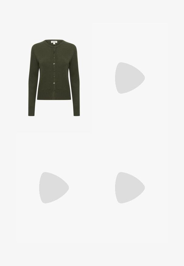 Cardigan côtelé vert olive avec longues manches, boutonnage devant, encolure arrondie et tissu texturé. Dispose de boutons assortis pour la fermeture.; Robe longue marron à épaules dénudées avec corsage froncé et jupe fluide plissée sur un fond clair uni.; Mule ouverte marron avec talon aiguille de hauteur moyenne, tige en mesh transparent et petit détail de nœud sur le dessus.; Sac à main en tissu marron texturé avec une seule anse nouée, présenté sur un fond clair uni.