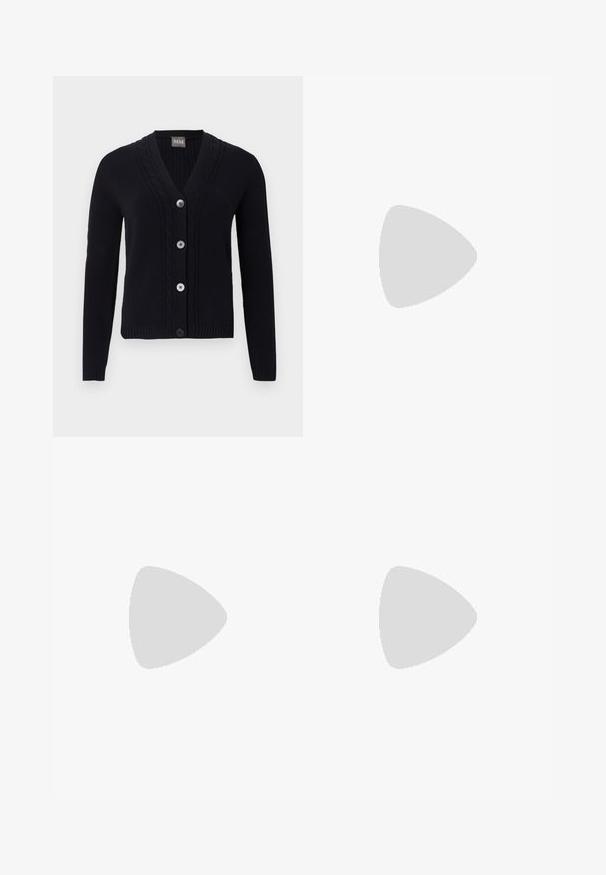 Cardigan noir en maille avec col en V, bordure à motif torsadé, quatre boutons sur le devant et manches longues.; T-shirt blanc à manches courtes avec un petit logo noir brodé au centre de la poitrine et un col rond.; Pantalon large taille haute gris foncé avec plis à l'avant, passants pour ceinture et fermeture dissimulée à l'avant.; Ballerines en cuir noir avec un bout rond, texture lisse, détails de couture minimalistes et design de semelle flexible.