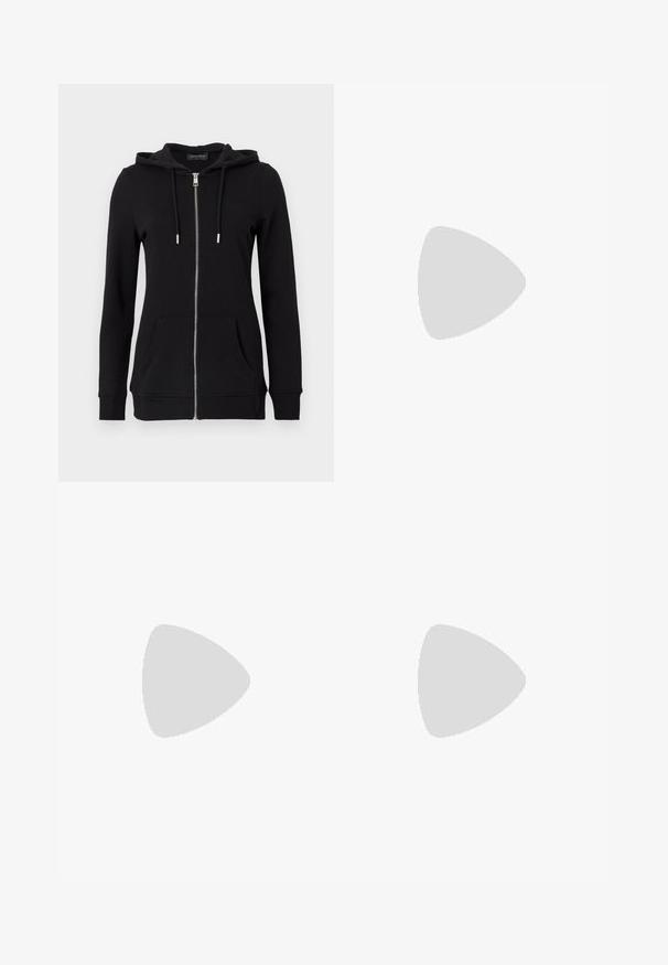 Sweat à capuche noir zippé avec capuche à cordon, manches longues, poches avant et poignets côtelés. Fabriqué en tissu doux et texturé.; Haut taupe pour femme à manches courtes, décolleté en V et coupe décontractée, posé à plat sur fond blanc.; Jean en denim bleu clair avec une taille haute, une fermeture double bouton, des poches avant et arrière, et des jambes légèrement évasées.; Botte haute en cuir marron foncé avec un bout pointu et un talon empilé, présentée de côté sur un fond uni.