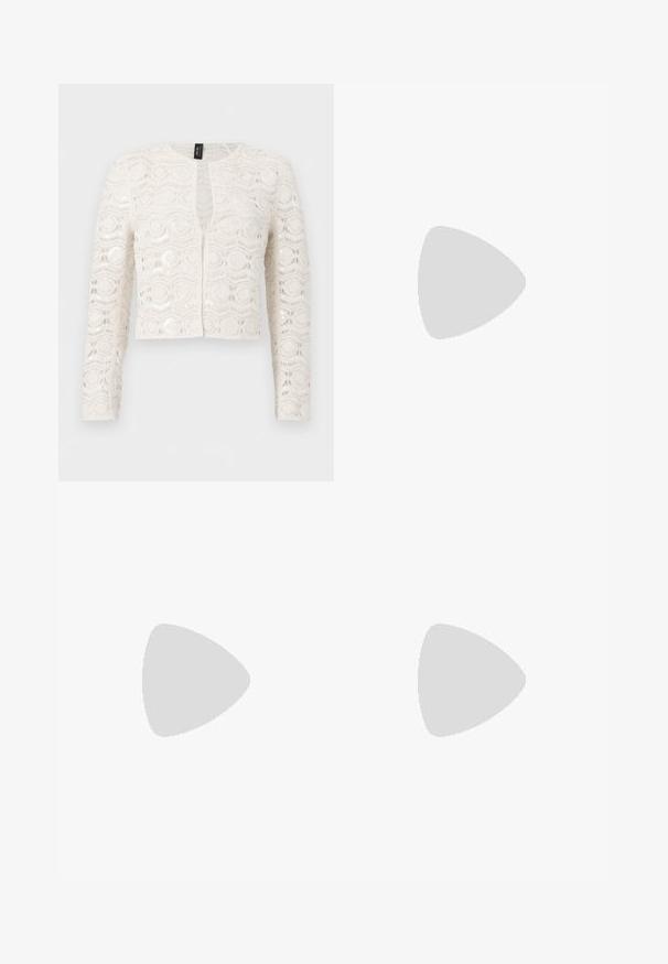 Cardigan blanc en dentelle à manches longues avec motifs floraux et géométriques, devant ouvert et longueur légèrement raccourcie.; Débardeur beige avec un col en U, recouvert de sequins réfléchissants. Doublure intérieure lisse pour le confort, conçu pour un usage casual.; Jupe droite beige, taille haute, longueur cheville, avec une texture lisse et sans motifs ni ornements visibles.; Chaussure plate beige à bout pointu avec bride arrière, petit talon noir et finition en cuir lisse, vue de côté sur un fond uni.