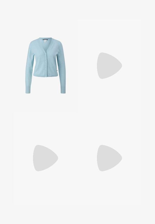 Cardigan bleu clair en matériau doux, avec un col en V, fermeture à boutons, poignets côtelés et une coupe courte.; Robe portefeuille fleurie bleu clair avec manches volantes et ceinture à la taille, caractérisée par un design fluide de longueur midi.; Sandale vert clair à bout ouvert avec talon épais, bride à la cheville et fermeture à boucle, vue de profil sur fond blanc.; Sac à bandoulière en cuir rose avec un rabat, quincaillerie argentée, et une bandoulière grise arborant le nom de la marque. Texture lisse, design minimaliste.