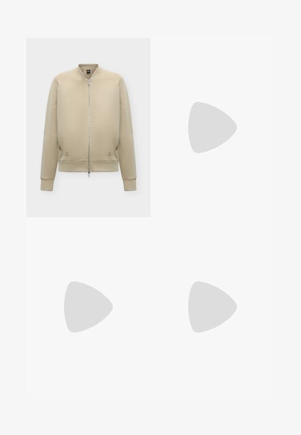 Veste bomber beige avec fermeture éclair intégrale à l'avant, col, poignets et ourlet côtelés, et poches latérales discrètes.; Haut noir à manches courtes avec un détail de devant torsadé et une silhouette ajustée. Fabriqué en tissu extensible et lisse. Étiquette : TOVE.; Jean en denim bleu à jambes droites avec poches avant, fermeture par bouton et passants pour ceinture, présenté à plat sur un fond clair.; Chaussure à talon haut en cuir noir avec bout pointu et capuchon argenté métallique. Présente une finition lisse et un talon fin de 10 cm.