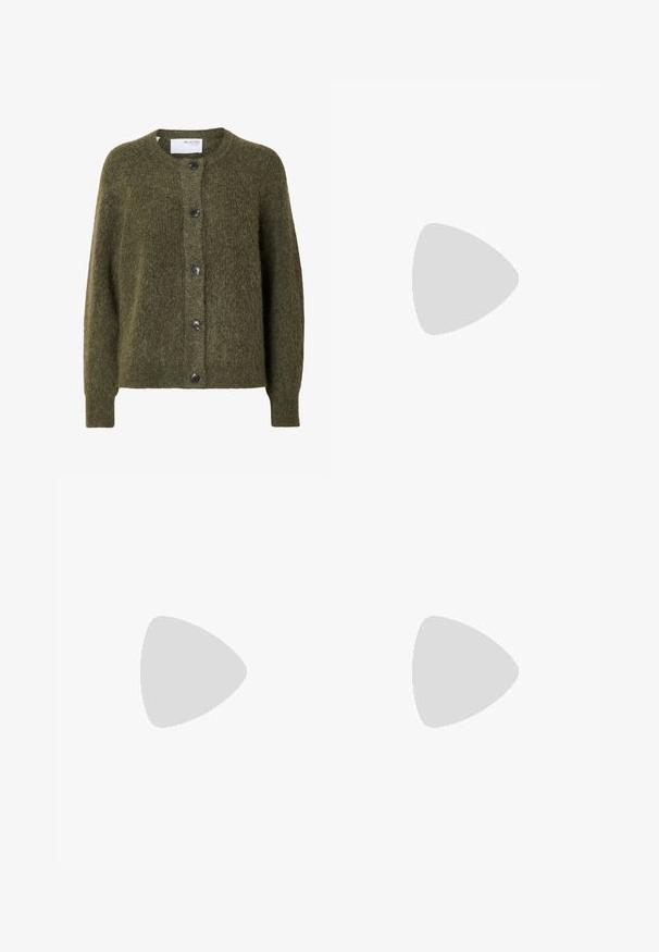 Donkergroene, zachte, gebreide cardigan met knopen, lange mouwen en een ronde hals, met het label "SELECTED FEMME" aan de binnenkant van de kraag.; Effen witte oversized T-shirt met korte mouwen, een ronde hals en een losse pasvorm.; Blauwe denim jeans met rechte pijp, voorste knoop en rits, en ontwerp met vijf zakken op een witte achtergrond.; Witte canvas sneakers met een laag profiel, ronde neus, zes oogjes, marineblauwe accentstreep en een gestructureerde rubberen zool.