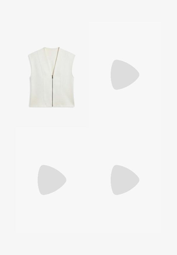 Veste sans manches crème avec un profond col en V et une fermeture éclair à l'avant. Confectionnée dans un tissu doux avec des coutures verticales pour un effet structuré.; Haut beige à manches longues, col rond, tricot léger avec un ourlet droit, montré à plat sur un fond blanc.; Pantalon beige clair à jambes droites avec une ceinture élastique, fabriqué en tissu doux et lisse, présenté sur un fond blanc.; Chausson en daim beige avec une douce doublure en fourrure blanche, design à bout ouvert, semelle plate et une petite étiquette de marque sur le côté.