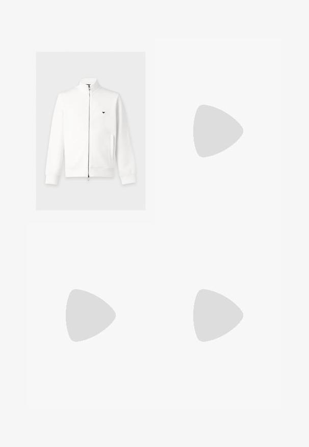 Veste blanche zippée à manches longues avec col montant, poches latérales, poignets côtelés et petit logo noir sur la poitrine gauche.; T-shirt marron à manches courtes avec col rond et petit logo sur la poitrine gauche, présenté sur fond blanc.; Jean en denim bleu coupe droite avec des zones délavées et plusieurs patches usés sur l'avant des cuisses et des genoux.; Baskets en daim beige avec un bout rond, des lacets plats et une semelle en caoutchouc texturé. Design minimaliste avec des bords lisses et des coutures discrètes.