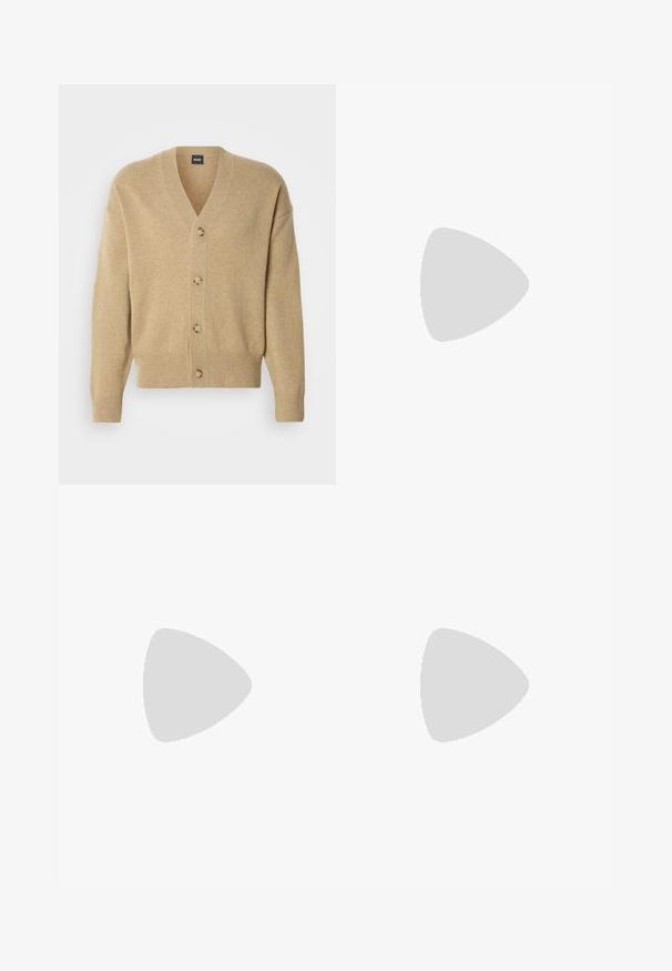 Cardigan en cachemire beige avec col en V, cinq boutons sur le devant, ourlet et poignets côtelés, et coupe décontractée. Texture douce et design léger.; Chemise blanche à manches courtes avec boutons-pression, col boutonné, logo "BOSS" noir sur la poitrine, et étiquette verte à l'intérieur du col.; Pantalon beige texturé à cordon de serrage, jambes droites et taille élastique, présenté sur un fond blanc.; Mocassin en cuir noir à talon bas flottant au-dessus d'un sol moquetté beige près d'une table ronde marron.