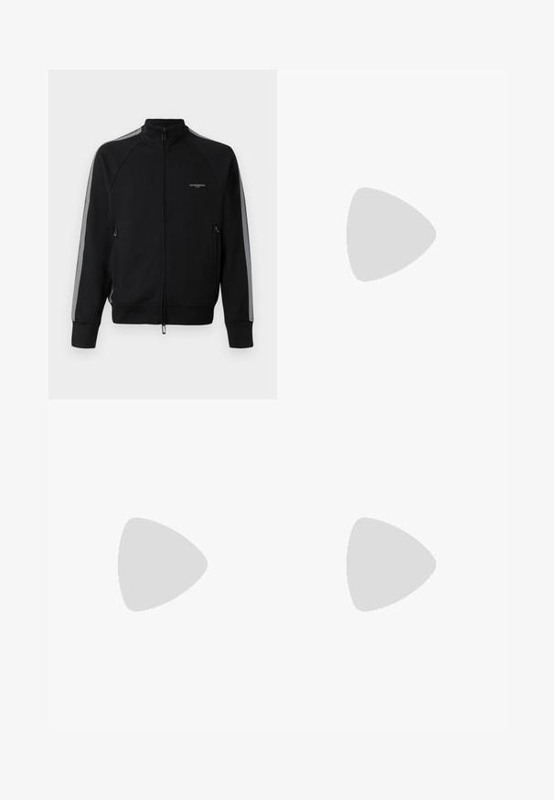 Sort hættejakke med lynlås og høj krave, grå side-striber, to lynlåslommer, tekstureret stof og minimal branding på brystet.; Hvid bomulds t-shirt med korte ærmer, rund halsudskæring, der har et diskret gråt logo print på venstre bryst og en glat overflade.; Mørkeblå denim jeans med lige ben-design, der har fem lommer, synlige syninger og en knap- og lynlås-lukning.; Hvid sneakers med en øvre del i tekstureret ruskind og læder. Har rundet tå, snørelukning og kontrasterende beige gummisål.