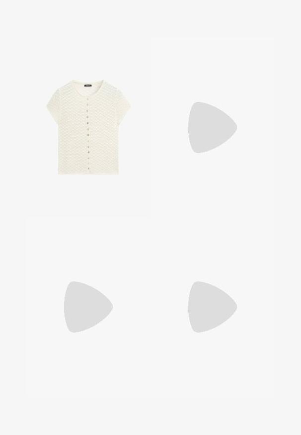 Wit kort mouw textuur gebreid vest met een ronde hals en een verticale rij kleine knopen aan de voorkant.; Mouwloos off-white geribbeld tanktopje met ronde hals en label aan de achterkant van de kraag, plat liggend op een witte achtergrond.; Taupekleurige wijde broek met een hoge taille en een stoffen strikdetail aan de rechterkant.; Beige suède teenslipper met een dunne band en een platte zool, zijaanzicht op een witte achtergrond.