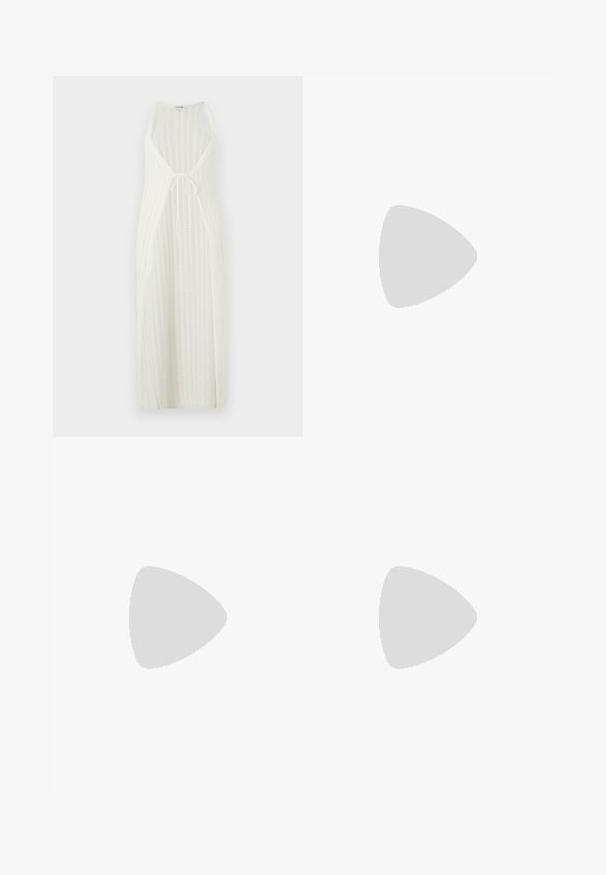 Vestido maxi de punto blanco con escote en V, lados abiertos y cierre ajustable con lazo en la cintura. Presenta un patrón de rayas verticales.; Vestido de camisa de mezclilla en azul oscuro, con un frente de botones, cuello, mangas largas, cintura elástica con un cinturón a juego y bolsillos laterales.; Zapatos de tacón slingback de charol marrón con punta afilada, tacón delgado y correa ajustable con una pequeña hebilla.; Bolso de mano de cuero tejido color granate con asa curva, ribete blanco, cremallera plateada y correa desmontable de tela ancha para el hombro sobre fondo liso.