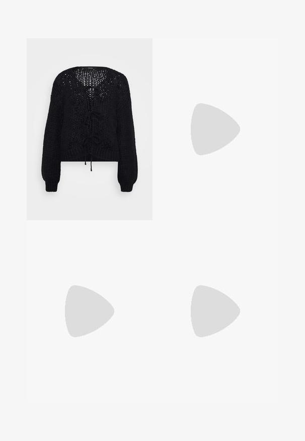 Vero Moda Petite VMALOA BOW CARDIGAN - Ζακέτα - black; Μαύρη κοντομάνικη μπλούζα φτιαγμένη από ριγέ ύφασμα, με διάσπαρτες λεπτομέρειες από κρύσταλλα μπροστά για επιπλέον διακόσμηση.; Γκρι παντελόνι με φαρδύ κόψιμο και μαύρες ρίγες ζέβρας, με μπροστινό κουμπί και φερμουάρ, θηλιές για ζώνη και μπροστινές τσέπες.; Μαύρα δερμάτινα loafers με χοντρή υφασμάτινη σόλα, που διαθέτουν λωρίδα πάνω από το βεντ και λείο, γυαλισμένο φινίρισμα.