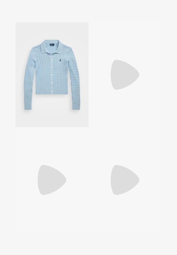 Polo Ralph Lauren CABLE-KNIT COTTON CARDIGAN - Kardigan - cold springs; Lihtne valge lühikeste varrukatega T-särk, millel on väike tumesinine Polo Ralph Laureni logo vasakul rinnal ja sinine brändi silt krae sees.; Kõrge vöökohaga sinised teksapüksid, mis laienevad jalge all ja mille esiküljel reie piirkonnas on kerge pleekimine, kujutatud valgel taustal.; Valge tennisaken sileda nahkupperiga, sametiste detailidega ja lamedate paeltega. Omab tekstureeritud kummist tallat ja minimalistlikku disaini.