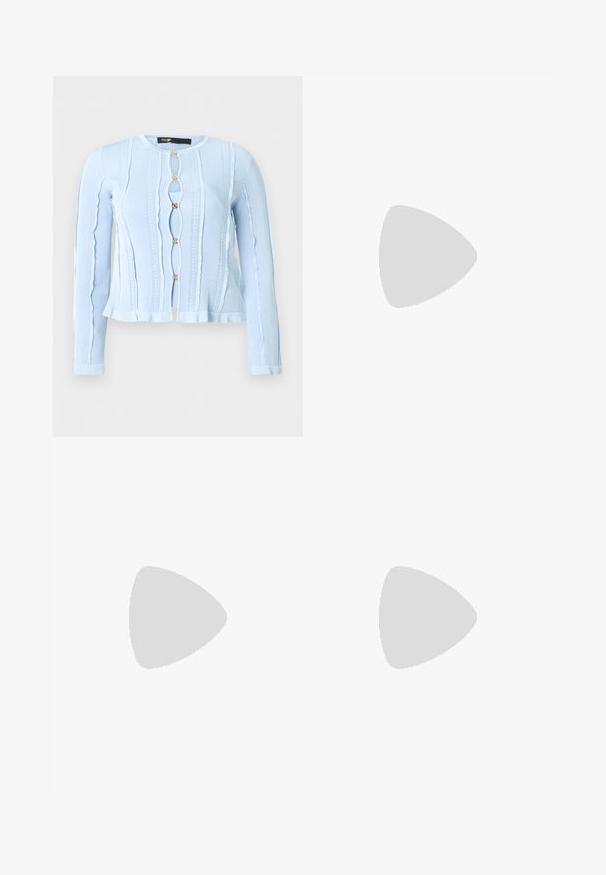 Cardigan en tricot bleu clair à manches longues avec des bords ondulés, des motifs texturés verticaux et cinq boutons décoratifs dorés sur le devant.; Top court en maille côtelée blanche avec fines bretelles et petite étiquette métallique de la marque près de l'ourlet inférieur.; Shorty boxer à carreaux marron, bleu et blanc avec une taille élastique et une étiquette blanche au centre devant.; Chaussure compensée blanche en cuir verni avec bout pointu et bride ajustable à boucle sur fond uni.