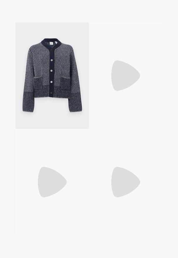 Cardigan en tricot bleu marine avec un motif rayé texturé, doté d'un col rond, d'une fermeture à boutons et de deux poches avant.; Polo crème côtelé à manches courtes, doté d'un col plat et de trois boutons décoratifs au niveau de l'encolure. Texture lisse.; Pantalon large bleu marine à taille haute avec un devant épuré, présenté sur un fond gris clair uni.; Ballerines en cuir noir avec un bout rond, texture lisse, détails de couture minimalistes et design de semelle flexible.