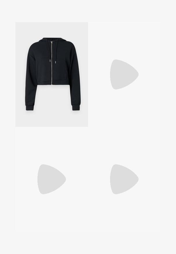 Sweat à capuche noir court en tissu doux, avec une fermeture éclair, des poches avant et des cordons sur la capuche. Manches longues avec poignets ajustés.; Crop top noir sans manches avec de larges bretelles et un profond décolleté en V sur un fond clair uni.; Leggings noirs taille haute, pleine longueur, avec une finition lisse, présentés à plat sur un fond blanc uni sans logos ni motifs visibles.; Chaussure de sport noire avec une tige en tissu texturé, une semelle blanche et un système de laçage prononcé. Présente un logo Nike et un design doux et rembourré.
