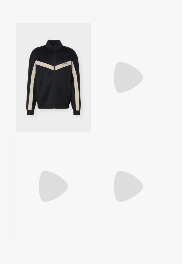 Veste noire zippée avec des bandes beige en forme de chevrons sur la poitrine et les manches, avec le logo "HUGO" sur la poitrine gauche.; T-shirt noir à manches courtes et col rond avec petit logo blanc "HUGO" et texte sur la partie supérieure gauche de la poitrine.; Pantalon de jogging noir avec taille élastique, cordon de serrage, jambes fuselées, chevilles à bords-côtes et petite pièce sur la cuisse droite.; Chaussure noire en cuir à enfiler avec semelle épaisse et petits trous de ventilation latéraux, avec un logo doré "HUGO" près du talon.