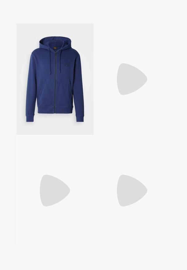 Sweat à capuche bleu marine en tissu doux, avec fermeture éclair intégrale, capuche à cordon de serrage et poches avant, orné d'un petit logo sur la poitrine.; T-shirt blanc à manches courtes avec un motif de vague océanique en bleu, vert et blanc et le texte "HUGO" centré à l'avant.; Pantalon en coton beige avec une coupe droite, présentant une fermeture à bouton et des plis sur le devant pour plus de détails.; Chaussure bateau décontractée en cuir noir avec semelle en caoutchouc blanche et laçage à l'avant, présentée de profil sur un fond neutre.