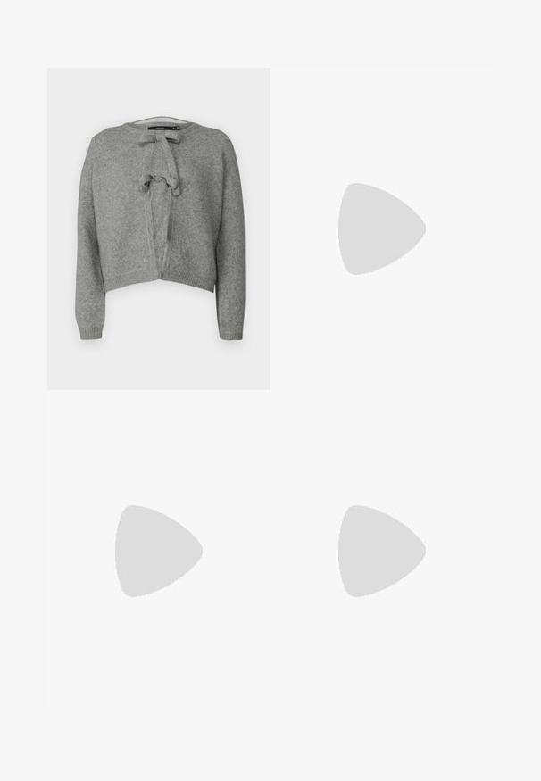 Vero Moda VMBOW LS O-NECK TIE CARDIGAN GA - Chaqueta de punto - medium grey; Vestido de cuadros en blanco y negro con finas tirantes tipo espagueti, silueta recta y un corsé ajustado. Material de algodón con una textura suave.; Zapato de tacón slingback de cuero negro con punta afilada y tacón cuadrado. Textura suave, diseño minimalista y correa ajustable en el tobillo.; Pequeño bolso negro brillante con dos asas largas y detalles de cordón lateral sobre un fondo claro liso.