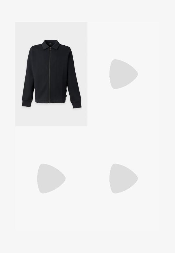 Veste noire zippée avec col et manches longues, avec poches latérales et fermeture éclair frontale.; T-shirt bleu marine à col ras du cou fabriqué en tissu doux. Manches courtes avec une coupe classique, avec une étiquette au niveau du col. Texture lisse, design minimal.; Pantalons noirs fuselés en tissu doux. Dotés d'une taille à cordon de serrage et de poches latérales avec une texture lisse.; Baskets en cuir bleu marine avec semelle en caoutchouc crème, dotées de lacets bleus et d'une texture lisse. Bout arrondi et design minimaliste.