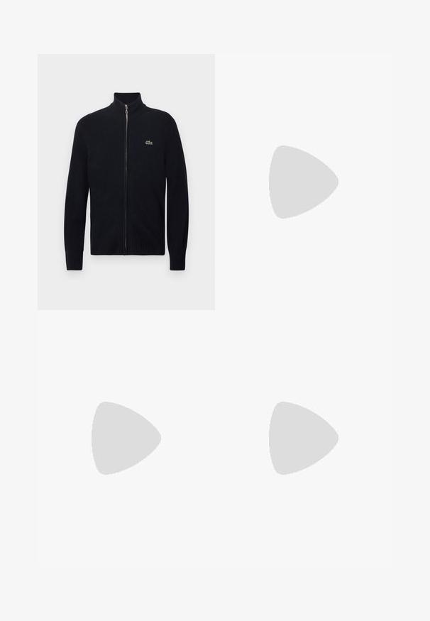 Sort lynlåstrøje med ribbet krave og manchetter, lavet af strikket materiale. Har en lille grøn logo på venstre bryst.; Mørkeblå bomulds v-hals t-shirt med korte ærmer og en lille logo detalje på brystet. Blød texture og afslappet pasform.; Beige chinos lavet af glat stof, med lige ben, lommer foran og en enkelt sort knaplukning i taljen.; Mørkebrun poleret lædersko med sorte snørebånd og en sort sål, vist i venstre sideprofil på en hvid baggrund.