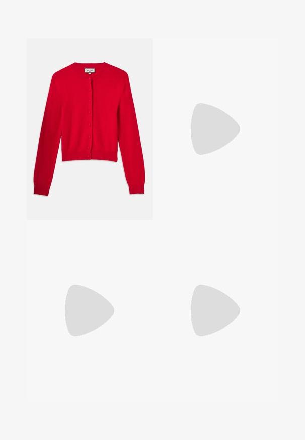 Cardigan rouge en matériau doux, avec un col rond, des manches longues et une fermeture par boutons sur le devant avec un tissu texturé.; Haut à manches courtes en maille côtelée couleur rouille avec encolure ronde, silhouette ajustée et texture subtile.; Jean large avec un dégradé de bleu, doté d'une taille haute, de cinq poches et de coutures contrastantes pour plus de détails.; Chaussure plate en cuir verni noir avec un bout pointu, une petite lanière décorative et un petit talon carré. Texture lisse et design épuré.