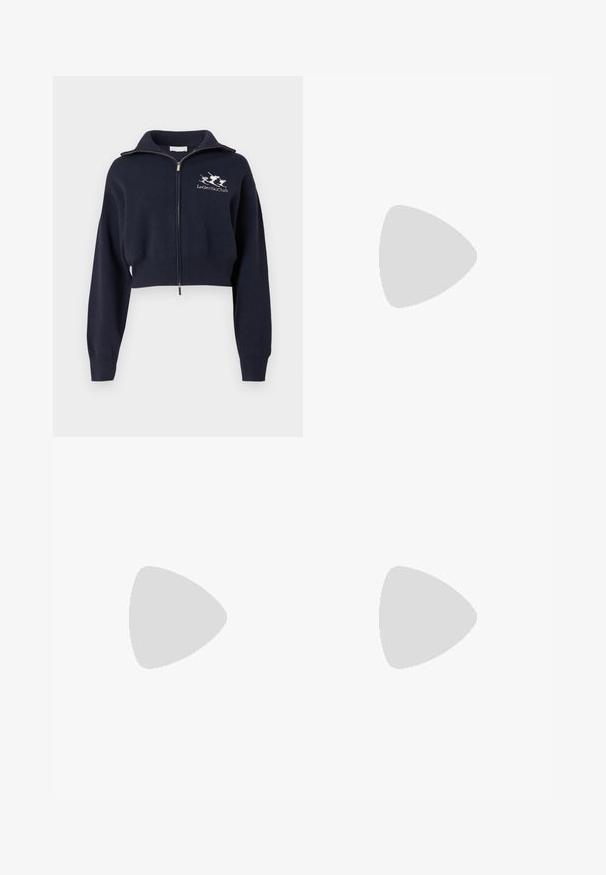 Sweat-shirt bleu marine court à zip avec col montant, doté de poignets et d'une ceinture côtelés, avec un logo blanc brodé sur le côté gauche de la poitrine.; Body blanc sans manches, ajusté, avec encolure ronde et petit logo noir "HUGO" sur la poitrine, étiquette de marque rouge à l'intérieur du col.; Mini-jupe trapèze texturée blanc cassé avec taille haute et coutures verticales subtiles pour la mise en forme.; Chaussure slingback gris métallique à bout pointu, petit talon kitten et bride réglable sur fond blanc.