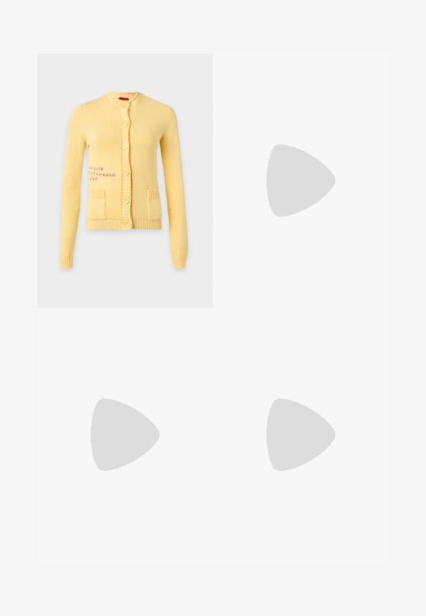 Cardigan jaune en tricot avec des boutons sur le devant, deux poches et un texte manuscrit rose sur le côté gauche.; Haut blanc sans manches côtelé avec un col rond et de petites épaulettes, présenté sur un fond clair uni.; Pantalon beige à jambes larges avec taille haute, passants pour ceinture, détails de coutures frontales et fermeture avant cachée.; Filippa K REY FLATS - Ballerines - bright red