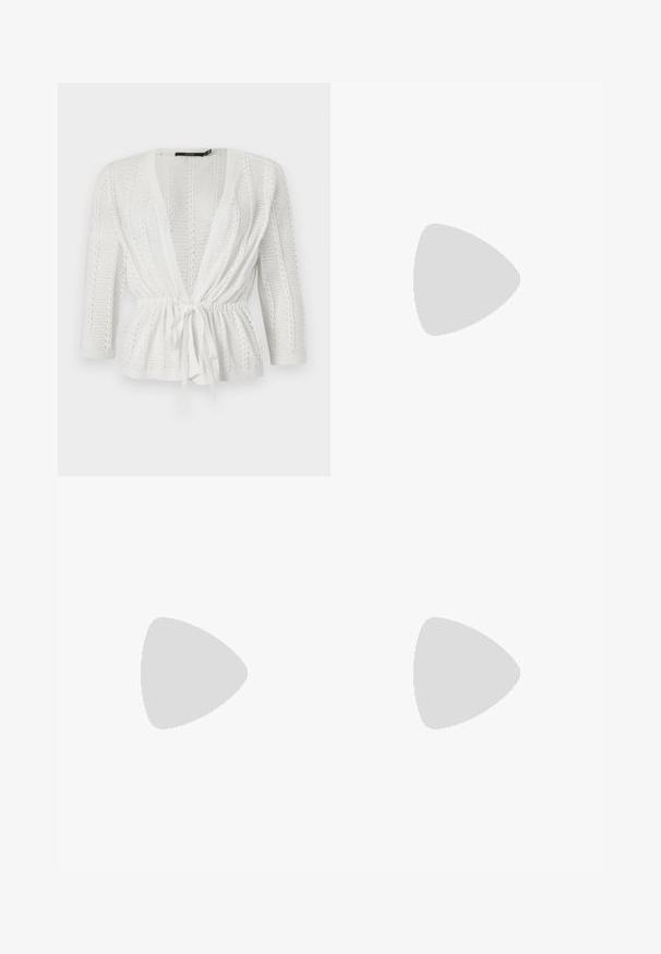 Cardigan blanc en tricot avec devant ouvert, manches longues, motif texturé et ceinture nouée à la taille.; T-shirt uni en coton rose pâle à manches courtes avec col rond, présenté sur un fond plat gris clair.; Jean à jambes larges en denim bleu moyen, présentant une taille haute, des passants pour ceinture et une fermeture à bouton. Texture lisse avec des détails de couture minimaux.; Jambes portant des leggings côtelés foncés associés à des ballerines noires avec de petits détails en nœud sur fond blanc.