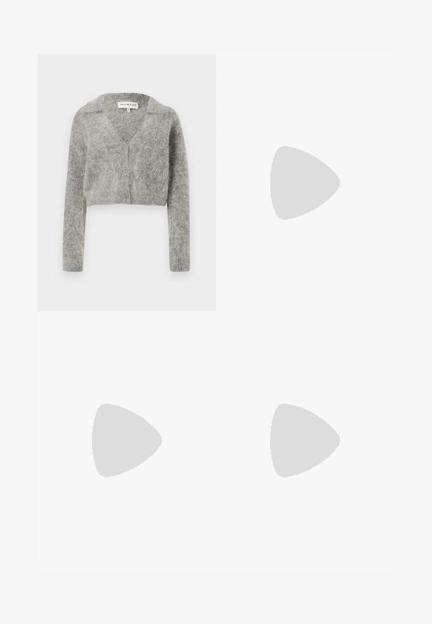 Cardigan gris raccourci en mélange de laine douce. Comprend un col en V, des manches longues et quatre boutons de fermeture à l'avant.; Débardeur blanc côtelé avec un col rond et des manches courtes, confectionné dans une texture douce avec une étiquette de marque discrète à l'ourlet.; Jean noir taille haute à jambes droites, fermeture devant par bouton et zip, poches avant et arrière, présenté sur un fond clair uni.; Escarpins en cuir noir avec une pointe fine, une bride ajustable et un talon aiguille élégant, présentant une finition lisse.