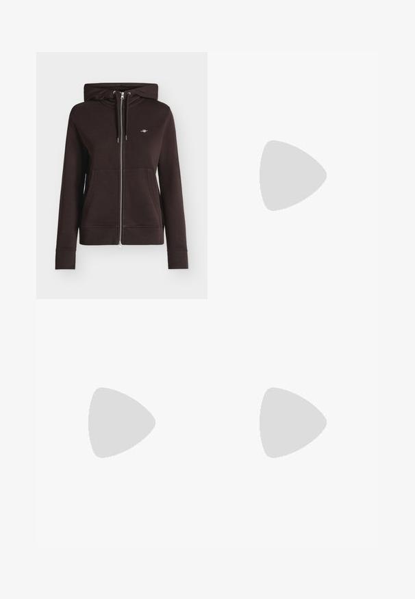 Sweat à capuche zippé marron foncé avec poches avant, capuche à cordon, poignets et bas en côte, et petit logo sur la poitrine gauche.; T-shirt marron foncé à manches courtes et col rond, posé à plat sur un fond blanc.; Pantalon marron foncé à jambe droite avec poches plaquées à l'avant, passants pour ceinture et fermeture par bouton à la taille.; Baskets beige et crème en suède et cuir, avec semelles en caoutchouc, trois bandes et un accent marron au talon.