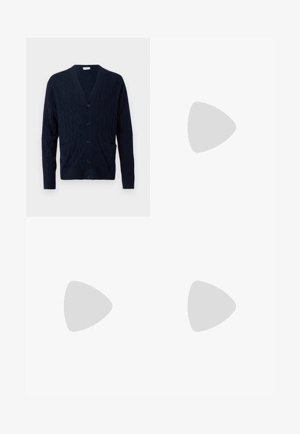Cardigan de lana azul marino con cuello en V, botones delanteros, mangas largas y dos bolsillos delanteros.; Camisa de hombre de manga larga con botones, con finas rayas verticales en varios colores, incluidos rojo, azul y negro sobre un fondo beige.; Pantalones de vestir azul marino a medida con pinzas, pestañas laterales ajustables y un corte recto y ajustado en un fondo liso y claro.; Zapatillas de charol negro con punta redonda, diseño con cordones, suela de goma texturizada y acabado suave.
