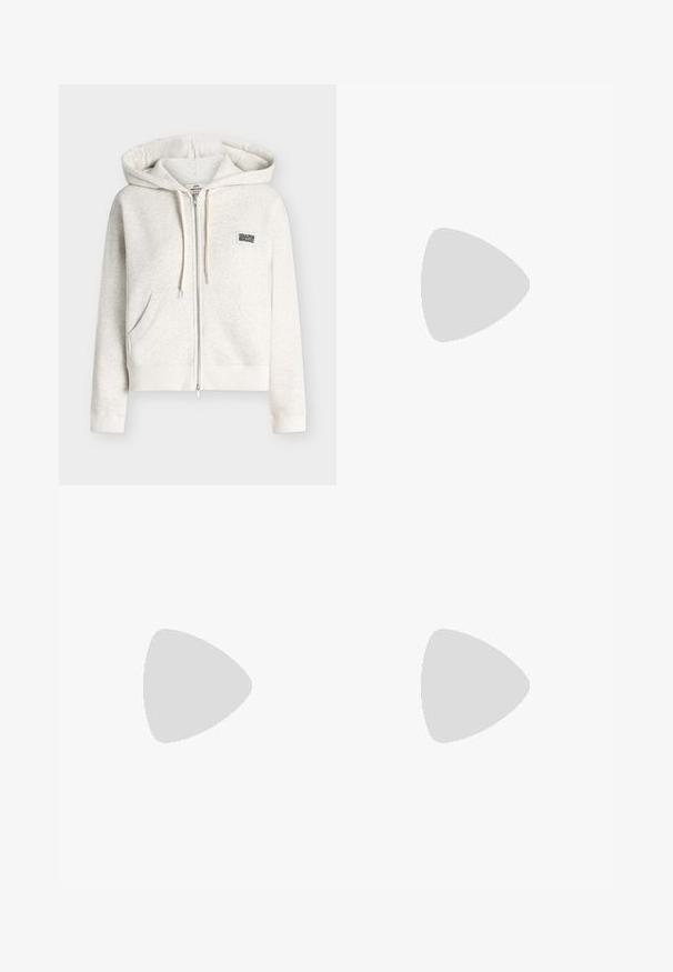 Sweat à capuche zippé beige clair avec poches avant, capuche à cordon, poignets et ourlet côtelés, et un petit logo carré sur la poitrine gauche.; T-shirt blanc à manches courtes en tissu côtelé. Col rond, coupe régulière et détails de couture subtils. Aucune motif ni graphique.; Jean larges beige en coton, avec un design à cinq poches standard, fermeture par bouton et zip, et des détails de couture minimaux.; Baskets en daim beige avec un design texturé, semelle en caoutchouc plate et couture latérale distincte. Bout arrondi et col rembourré.