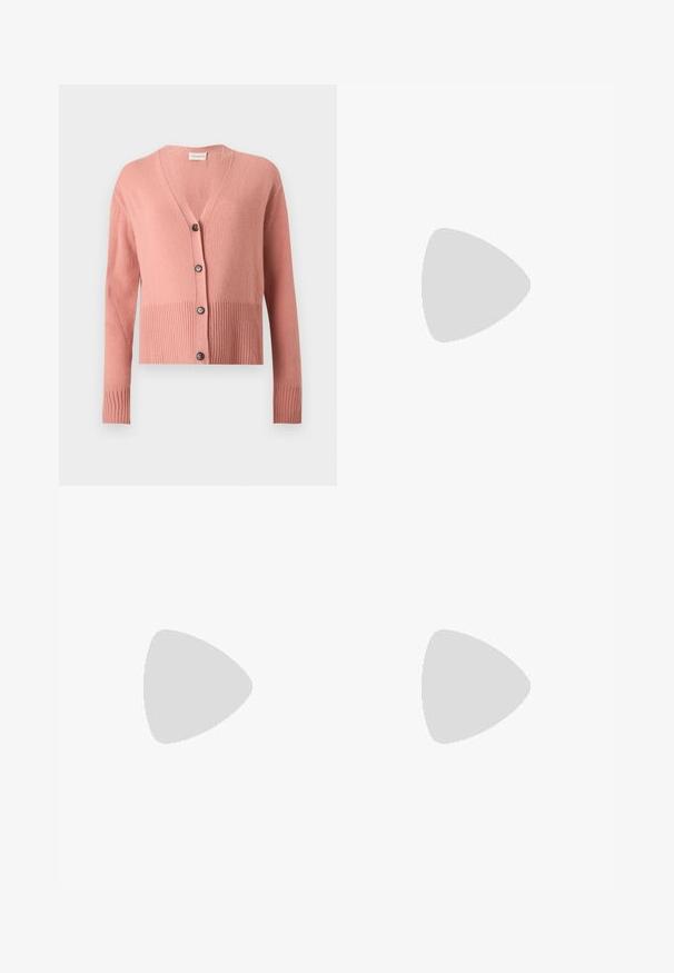Cardigan rose à manches longues en tricot, encolure en V, ourlet et poignets côtelés, avec quatre boutons noirs sur le devant.; Chemise à manches longues marron foncé avec encolure ronde, ourlet droit et une petite étiquette blanche indiquant "CLOSED" à l’intérieur du col.; Jean en denim foncé à jambes larges avec plis à l'avant et ourlets retroussés, présenté à plat sur un fond blanc.; Ballerines en cuir noir avec un bout rond, texture lisse, détails de couture minimalistes et design de semelle flexible.