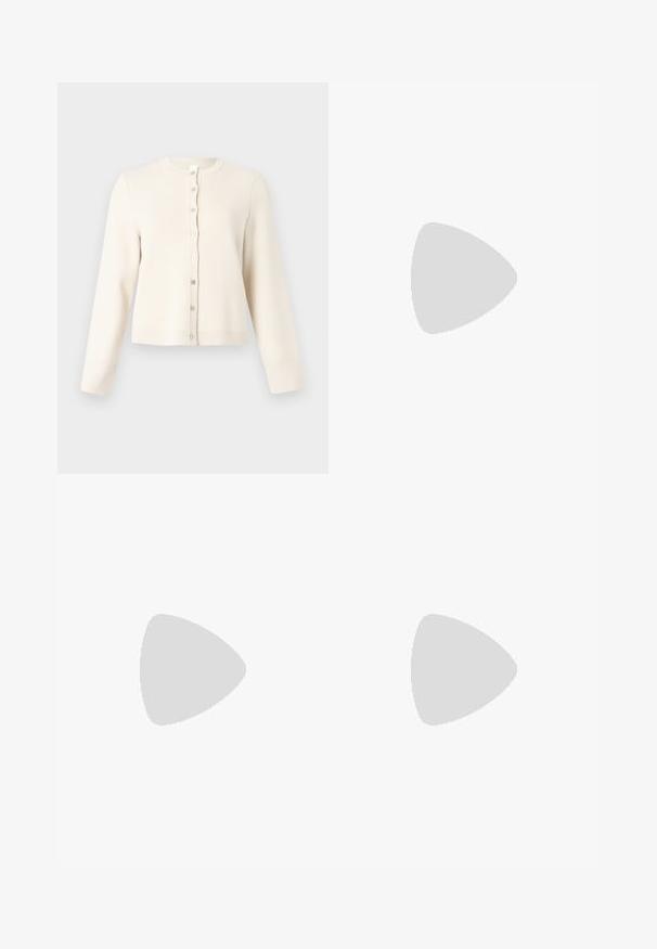 Cardigan en mélange de coton crème avec un col rond, des manches longues et une fermeture à boutons sur le devant. Il présente un ourlet et des poignets côtelés.; Robe en tricot de couleur violet profond, avec des manches longues, un corsage ajusté avec des motifs de côtes diagonales et une jupe évasée.; Botte en cuir noire montant jusqu'au genou, avec un bout pointu et un petit talon bas, présentée sur un fond clair uni.; Petit sac à main noir brillant avec deux longues anses et des détails à cordon sur les côtés sur un fond clair uni.