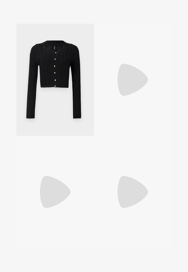 Sort cropped cardigan lavet af strikket stof, med et kabelmønster og V-hals, samt seks perleknapper ned foran.; Brun, langærmet kjole med firkantet uddybning og indsamlet detaljering i taljen. Glat tekstur, knælængde og tætsiddende design.; Sort læder højhælet sko med spidst tåparti, slingback og rem med spænde og nitter foran.; Lille sort blank håndtaske med to lange håndtag og snøre-detaljer i siden på en ensfarvet lys baggrund.