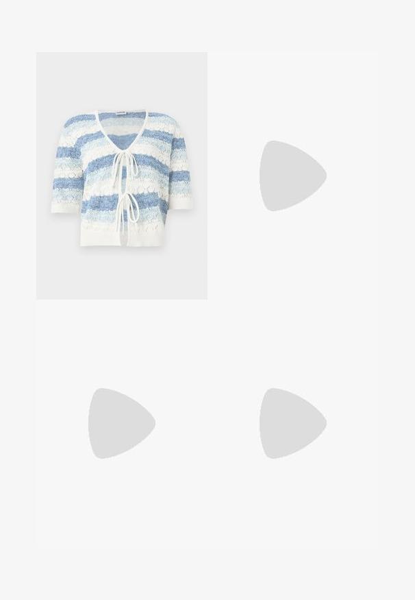 Cardigan en maille à manches courtes, ouverture devant, rayures horizontales bleu et blanc, avec deux liens à nouer à l'avant.; Chemise en denim bleu clair avec un col pointu, une patte de boutonnage à l'avant et des manches longues bouffantes. Texture lisse avec un ourlet arrondi.; Jean en denim bleu clair avec taille haute, coupe droite, délavage et style classique à cinq poches. Fini avec une fermeture à bouton.; Escarpin slingback en cuir verni crème brillant, avec un bout pointu et un talon carré épais pour la stabilité. Design minimaliste, sans ornements.
