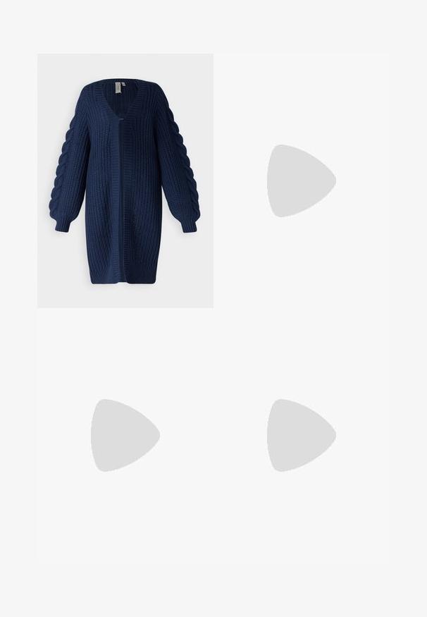 YAS YASSANNE LS KNIT CARDIGAN - Vest - navy blazer; Gestreept T-shirt met korte mouwen, voorzien van marineblauwe en witte horizontale strepen, een ronde halslijn en een zachte katoenen stof.; Denim flared jeans in medium blauw met een hoge taille, vijf knopen en een geschuurd zoom. Beschikt over een lichtere boorden aan de onderkant en een vervaagde textuur.; Benen met donkere geribbelde leggings gecombineerd met zwarte ballerina's met kleine strikdetails op een witte achtergrond.