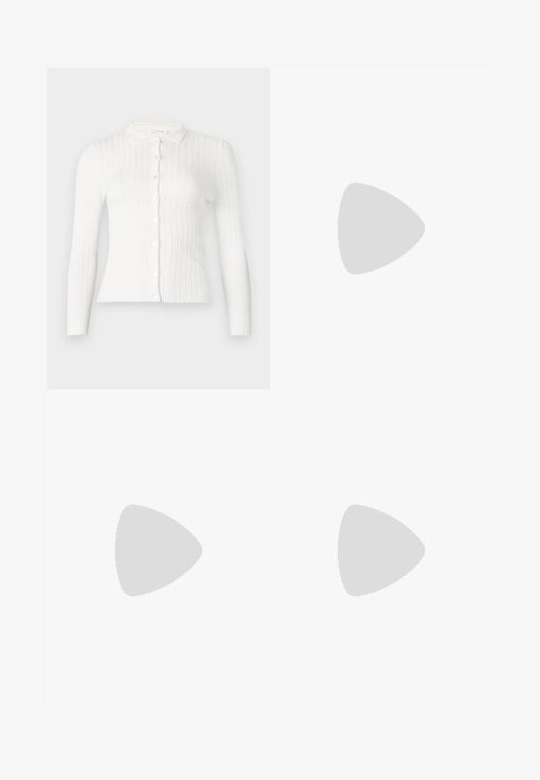 Cardigan blanc en maille côtelée avec manches longues, boutons à l'avant et petit col.; T-shirt blanc à manches courtes avec une petite broderie dispersée de fleurs bleues et de tiges vertes, col rond, fond uni.; Jean en denim bleu foncé avec une taille haute, bouton et fermeture éclair à l'avant, style classique à cinq poches, et jambes évasées.; Chaussure slingback en cuir verni noir avec bout pointu et petit talon bloc incliné sur fond clair uni.