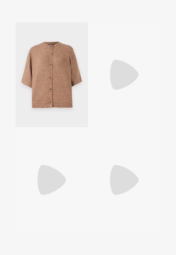 Bruine korte mouwen cardigan gemaakt van zachte stof, met een ronde halslijn en zes lichtgekleurde knopen aan de voorkant.; Zwarte mouwloze jurk met een V-hals, gemaakt van zachte, gladde stof. Rechte snit zonder versieringen of patronen.; Zwarte slingback hakken met een spitse neus, een gladde matte afwerking en een slanke, glanzende hak. Verstelbare band met een klein gespdetail.; Kleine zwarte glanzende handtas met twee lange hengsels en zijkant trekkoord details op een effen lichte achtergrond.